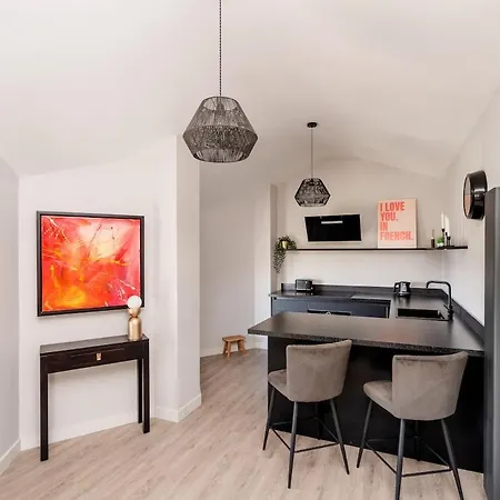 Modern In Long Ashton Apartment *